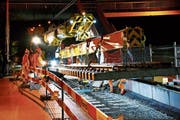 Der Schienenkran positioniert die neue Weiche. (Bild: PD)