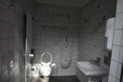 Mit Farbe wurde die öffentliche Toilette verunstaltet und verschmiert. (Bild: Landespolizei)