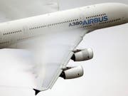 Der Boeing-Rivale Airbus und die EU haben sich auf Anpassungen der Anschubfinanzierungen für das Grossraumflugzeug A380 und den Airbus A350XWB geeinigt. Es ist der jüngste Schritt im langjährigen Subventionsstreit mit den USA. (Bild: KEYSTONE/AP/FRANCOIS MORI)