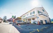 Noch lässt sich das Ausmass des Volg-Umbaus an der Hauptstrasse nur an den Visieren erahnen. (Bild: Andrea Stalder)