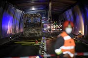 Der zerstörte Car im San-Bernardino-Tunnel. | Bild: Gian Ehrenzeller / Keystone (Hinterrhein, 18. Mai 2018)