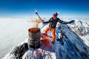 Pirmin Zurbriggen symbolisch mit der Olympischen Flamme auf dem Matterhorn. | Bild: Valentin Flauraud / Keystone (Zermatt, 8. Februar 2018)