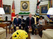 US-Präsident Trump hat seinen südkoreanischen Amtskollegen Moon Jae-In im Oval Office empfangen. (Bild: KEYSTONE/AP/EVAN VUCCI)
