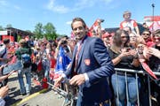 Nationaltrainer Patrick Fischer lässt sich von den Fans am Flughafen Zürich feiern. Bild: Patrick Hürlimann/Keystone (Kloten, 21. Mai 2018)