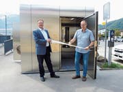 Michael Ackermann (rechts), Leiter Bau der Gemeinde Sevelen, und Markus Rast, Bauherrenvertreter der SBB, eröffneten das neue öffentliche WC am Bahnhof Sevelen. (Bild: Corinne Hanselmann)