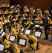 Ihre gelben Jacken leuchteten um die Wette: Das Jugendblasorchester Luzern beim Konzert am Samstagabend im Luzerner KKL. (Bild: Manuela Jans-Koch (Luzern, 20. Mai 2018))