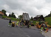 Das letzte Stück des Chuchitobel-Parkplatzes erhielt am Donnerstagnachmittag einen Teerbelag. (Bild: Adi Lippuner)