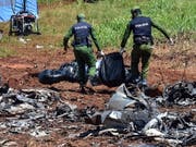 Ermittler sichern die Trümmer des abgestürzten Flugzeugs in Havanna. Mit dem Tod einer schwerverletzten Frau ist die Zahl der Opfer auf 111 gestiegen. (Foto: Marcelino Vazquez/EPA) (Bild: KEYSTONE/EPA EFE/MARCELINO VAZQUEZ)