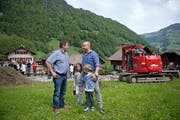 Spatenstich zur Überbauung Melchtal-Resort. André Windlin (Gemeindepräsident Kerns, links) und Unternehmer Guido Gisler mit Lynn und Roy, zwei seiner drei Kinder. Bild: Corinne Glanzmann (Melchtal, 22. Mai 2018)