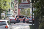Die Polizei kontrolliert auf der Höhe des Schlossberges in der Stadt Luzern Insassen von Autos und Bussen.
