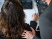 Ein Stadtrat in Neuseeland soll eine Angestellte sexuell belästigt haben - ein Richter lässt den Penis des Beschuldigten als Beweisstück vermessen. (Bild: KEYSTONE/GAETAN BALLY)