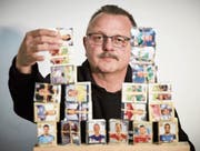 Der Ruswiler Markus Stadelmann hilft denen, die noch Panini-Bildli suchen. (Bild: Jakob Ineichen (Ruswil, 4. Mai 2018))