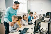 Die Digitalisierung spielt eine wesentliche Rolle in der Selbstentwicklung. Die SDM setzen sich ein, den Schülern die Medien näherzubringen. Eine frühzeitige Orientierungshilfe empfehle sich auch in den Sozialen Netzwerken. (Bild: Symboldbild: depositphoto/alebloshka/ck)