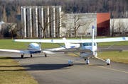 Auf dem Flugplatz Kägiswil sind Massnahmen geplant, die den Lärm reduzieren sollen. Bild: Markus von Rotz (7. März 2015)