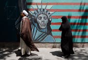Feindbild Amerika - in Teherans Strassen macht ein Wandbild deutlich, was man von der Weltmacht hält. (Bild: Abedin Taherkenareh; 16. Mai 2018)