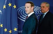 Facebook-Chef Mark Zuckerberg (links) und EU-Parlamentspräsident Antonio Tajani gestern in Brüssel. (Bild: Olivier Hoslet/EPA (22. Mai 2018))