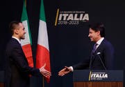 Luigi Di Maio (links) und Giuseppe Conte bei einem Treffen der Fünf-Sterne-Bewegung in Rom Anfang März. (Bild: Alessandra Tarantino/AP)