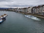Surfen im Basler Rhein: Wer von der künstlichen Welle abgeworfen wird, verlässt die geplante Anlage schwimmend im Fluss, wie diese Visualisierung der Promotoren zeigt. (Bild: Christian Müller)
