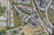 Das alte Motel Pilatusblick mit seinen Parkplätzen (Bildmitte) liegt unterhalb des Sportparks Pilatus, der ebenfalls der Migros Luzern gehört. (Bild: Google Maps)