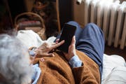 Vor allem ältere Frauen fallen Telefon-Trickbetrügern zum Opfer und verlieren dabei oft mehrere tausend Franken. (Symbolbild: Getty)