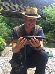 Simon Enzler ist mit seinem Fischfang während der Challenge zufrieden. Bild: pd
