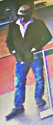 Er war bekleidet mit einer braune Jacke, einem hellen Oberteil und einer Bluejeans. | Bild: Luzerner Polizei (Ebikon, 24. April 2018)