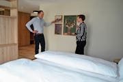 Hotelier Michael Müller und die Direktionsassistentin Eva Maron besprechen in einer neugestalteten Junior Suite letzte Anpassungswünsche.