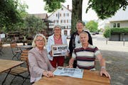 Geschichten, die durch den Magen gehen: Präsidentin Johanna Enzler (von links), Brigitte Hungerbühler, Erika Pertzel und Rolf Hofstetter haben gestern ihr Projekt vorgestellt. Weiter bereichert Kassierin Milly Brühlmann (nicht anwesend) das Team. (Bild: Jolanda Riedener)