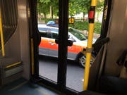 Im Rahmen der Fahndung stoppte und kontrollierte die Polizei auch Busse der Luzerner Verkehrsbetriebe. (Bild: Lucien Rahm)