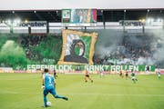 Choreografie der Fans am Spiel vom Samstag. In der Kurve kam es auch zu einem Konflikt wegen eines Polterabends. (Bild: Urs Bucher)