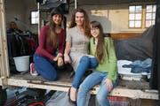 Drei Ob- und Nidwaldnerinnen spielen beim «Jedermann» in Luzern mit. Die Laienspielerinnen Tina Frank, Helena Steffen und Soley Tobler (von links). Bild: Romano Cuonz (Luzern, 18.Mai 2018)