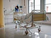 Die Finanzierung des Gesundheitssystems muss so gestaltet sein, dass die Medizin im Vordergrund steht, fordert der Spitalverband H+. (Bild: Keystone/GAETAN BALLY)