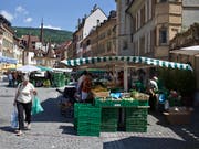Gemüsemarkt in Neuenburg: Der Kantonshauptort gehört für Händlerinnen und Händler zu den günstigsten in der ganzen Schweiz. (Bild: KEYSTONE/GAETAN BALLY)