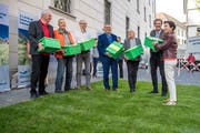 Das Komitee der Initiativen Luzerner Kulturlandschaft überreicht Kathrin Graber vom Kanton vor dem Luzerner Regierungsgebäude die gesammelten Unterschriften. Bild: Pius Amrein (Luzern, 22. Mai 2018)