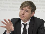 Preisüberwacher Stefan Meierhans nimmt die Swisscom ins Visier. (Bild: Keystone/LUKAS LEHMANN)
