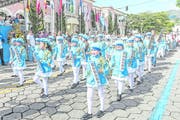 Musikalische Darbietung in blau. Bild: Carlos Mafort/EPA (Nova Friburgo, 16. Mai 2018)