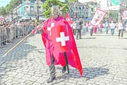 Der Patriot oben rechts zelebriert seine Liebe zur Schweiz. Bild: Carlos Mafort/EPA (Nova Friburgo, 16. Mai 2018)