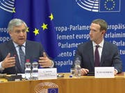 EU-Parlamentspräsident Antonio Tajani und Facebook-Chef Mark Zuckerberg in Brüssel. Zuckerberg hat sich im EU-Parlament für Fehler im Zusammenhang mit dem Datenskandal und Falschnachrichten entschuldigt. (Bild: KEYSTONE/EPA EUROPEAN PARLIAMENT/EUROPEAN PARLIAMENT HANDOUT)