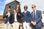 Superstar Steve Guerdat und sein Wallach posieren mit Heinz Krienbühl (links), Susanne Caduff-Keller und Ulrich Straub. Bild: Charly Keiser (Zug, 21. Mai 2018)