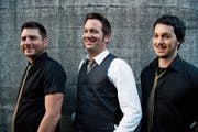 Die Männer mit den goldenen Krawatten: Chatzegold sind Sänger Marcel Höhener (links), der sich als Künstler Cello Folini nennt, sowie Schlagzeuger Markus Eberle und Gitarrist Beat Keller. (Bild: Philipp Bürkler)