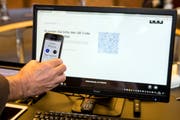 Auch die kürzlich in der Stadt Zug lancierte, Blockchain-basierte digitale Identität ist Thema im Bericht von Claudia Mund. Bild: EPA/ALEXANDRA WEY