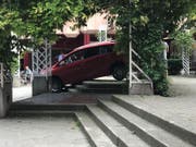 Ein betagter Autofahrer hat sich am Rorschacher Marktplatz in einer misslichen Lage befunden. (Leserbild)