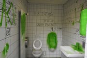 Ind er Nacht auf Mittwoch verschmierten die Unbekannten die öffentliche Toilette mit grüner Farbe und schwarzem Stift. (Bild: Landespolizei)