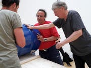 Künstler Roman Signer (rechts) ist mit 80 Jahren noch immer aktiv: Hier am 22. Mai 2018 bei der Einrichtung der Installation "Blaues Fass: Schneise im Feld" im Kunstmuseum St. Gallen. Die Ausstellung "Roman Signer - Spuren" dauert vom 26. Mai bis 12. August 2018. (Bild: sda/Michael Nyffenegger)
