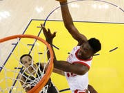 Clint Capela kam mit den Houston Rockets zu einem wichtigen Auswärtserfolg bei den Golden State Warriors (Bild: KEYSTONE/AP/MARCIO JOSE SANCHEZ)