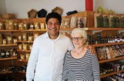 Raul Osorio und Elisabeth Aemisegger im Laden an der Langgasse 1, wo seit 1984 Teigwaren produziert werden. (Bild: Marco Cappellari)