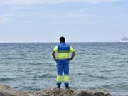 Auf der Suche nach den giftigen Quallen: Ein Räumungsmitarbeiter mustert den Strand bei Molinar, einem Viertel von Mallorcas Hauptstadt Palma. (Bild: KEYSTONE/EPA EFE/ATIENZA)