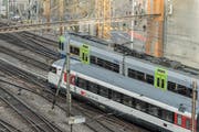 Zwei Zugskompositionen der SBB und der BLS verlassen den Bahnhof Bern in Richtung Osten. (Bild: Alessandro della Valle/Keystone)