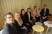 Ortstermin in der Musterwohnung: Ralf Gebhardt (Ambulante Erwachsenenpsychiatrie), Janine Schmuckli und Angela Signer (Sproll & Ramseyer), Stephan Kunz (Psychiatrische Dienste Thurgau), Nadine Schneiter und Chris Duisberg (Beveco AG, Vertreter Ecoreal). (Bild: Markus Schoch)