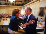 Gratulation von der Vorgängerin: Turi Schallenberg und Heidi Grau-Lanz. (Bild: Donato Caspari)